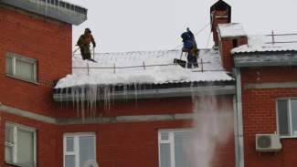В Салехарде специалисты проверили очистку крыш домов от снега и сосулек
