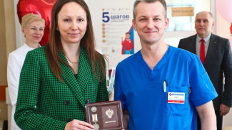 Хирурга из ЯНАО наградили медалью «За содействие донорскому движению»
