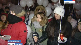 Скорбим со всей  Россией. Митинг в Ноябрьске в память о жертвах авиакатастрофы над Синаем