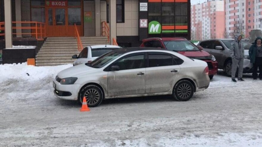 В Новом Уренгое девочка попала под колеса иномарки