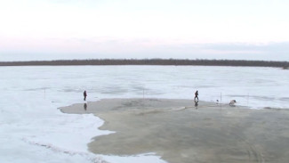 На Оби намораживают лед: дорожники начали обустраивать главную переправу ЯНАО