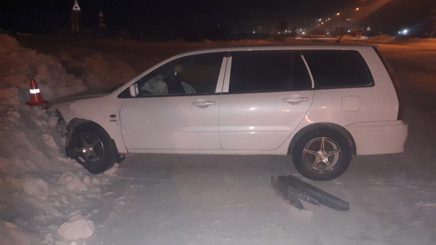 В Новом Уренгое автомобилистка под градусом влетела в бетонное ограждение 
