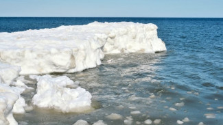 На Ямале троих рыбаков унесло на льдине