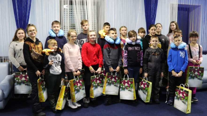 Администрация новоуренгойского аэропорта поздравила группу детей перед вылетом на Кремлёвскую Ёлку