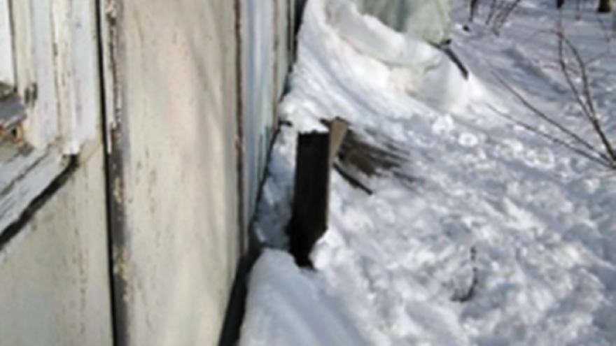 В Губкинском снег с одного из домов съезжает вместе с шифером