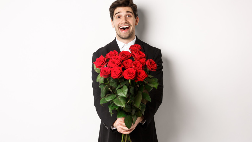 Можно ли подарить мужчине букет: удачные цветы по этикету