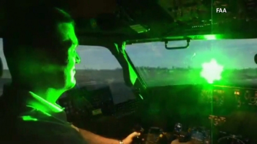 Пилота АК «Ямал» ослепили лазером прямо во время посадки самолета