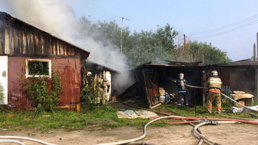 В Ноябрьске сгорел деревянный жилой дом