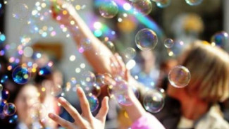 Мыльные пузыри на радость детям. Активисты устроили целое шоу для маленьких пациентов окружной больницы