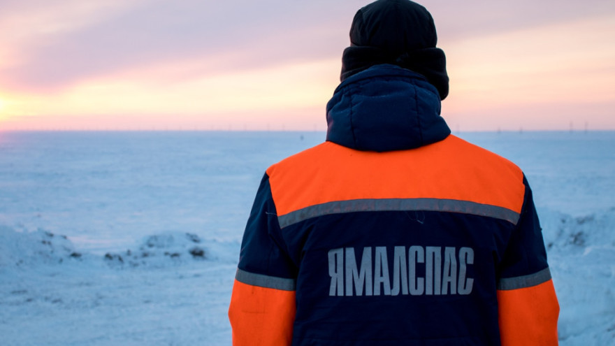 Неподалеку от Красноселькупа спасатели эвакуировали со льда женщину с ребенком