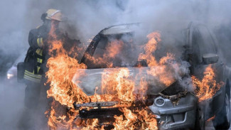 В Ноябрьске на Магистральной улице сгорел легковой автомобиль