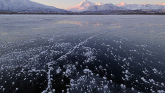 Из-за аномальной зимы на Камчатке впервые за 10 лет замерзло Курильское озеро