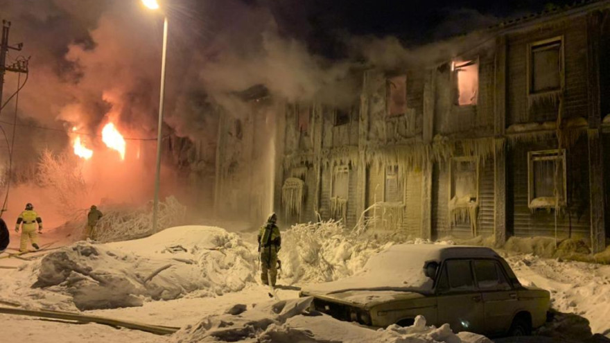 Тушили всю ночь: в Губкинском произошел крупный пожар в жилой «деревяшке»