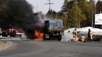 Пожар и взрывы прямо на въезде в Муравленко