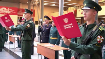 В Новосибирске первокурсники военного института Росгвардии приняли присягу
