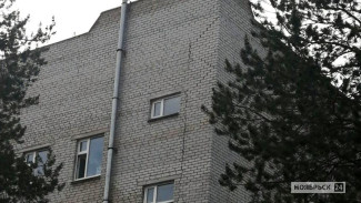 В Ноябрьске корпус ЦГБ огородили из-за трещин на фасаде