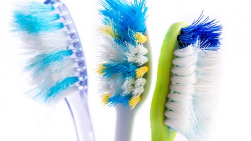 Рекомендации специалистов по уходу за зубной щеткой: когда менять на новую?