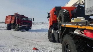 Кабина всмятку: в Новом Уренгое не смогли разъехаться мусоровоз и автокран