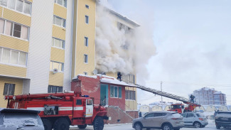 Огнеборцы спасли из горящего дома в Салехарде 12 человек, 7 из которых - дети