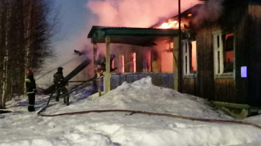 Предварительно - поджог: в Муравленко всю ночь тушили пожар в нежилом здании