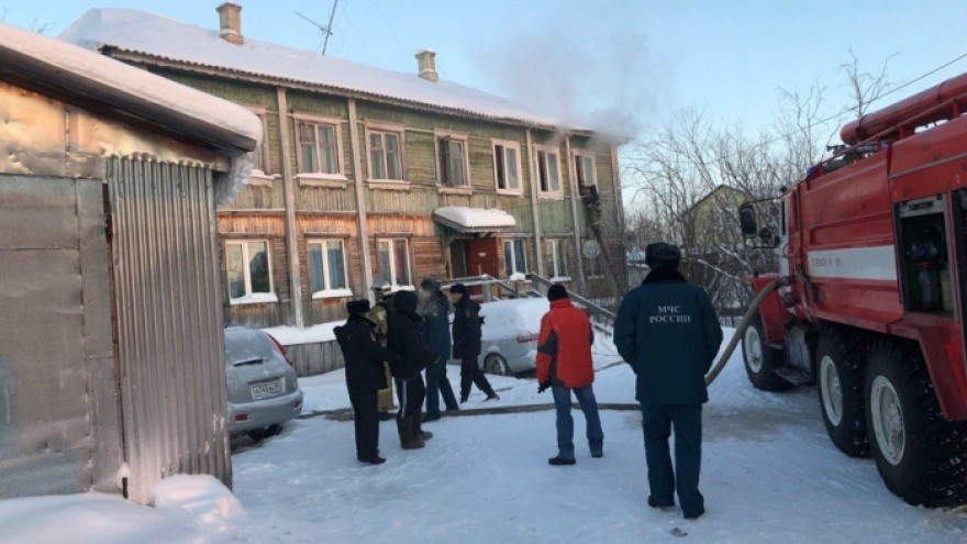 Пожар в Салехарде: на Николаева горит дом