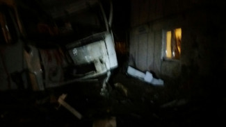Грузовик с Ямала протаранил жилой дом в Свердловской области. 5 погибших