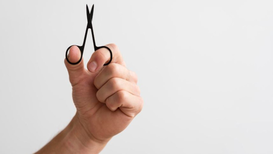 В ход пошли маникюрные ножницы: жительница Надыма напала на полицейского