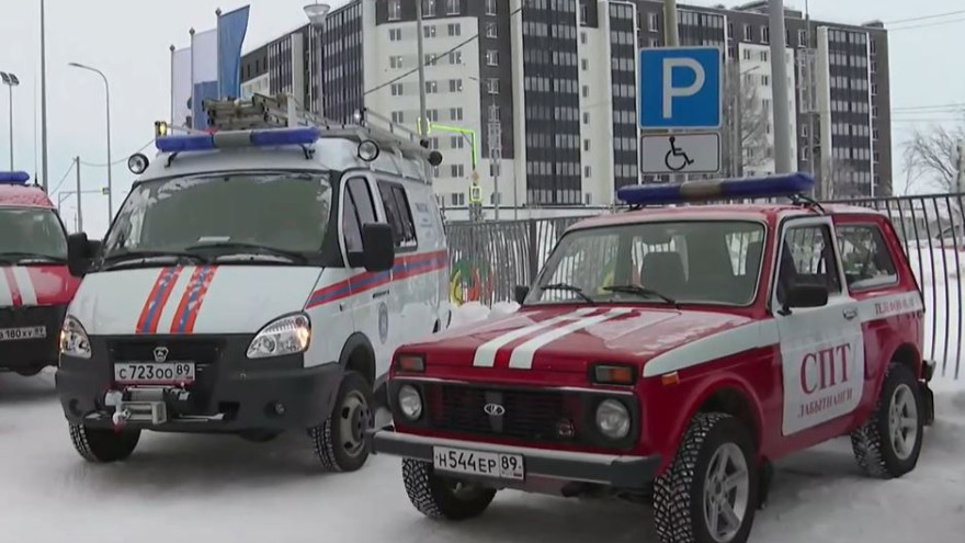 Пожарные спасали пострадавших и тушили одно из недавно построенных зданий в Салехарде