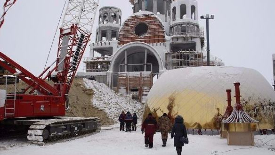 В Салехарде освятили купола будущего кафедрального Преображенского Собора
