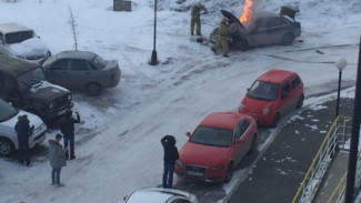 В Салехарде горевший автомобиль тушили 6 пожарных