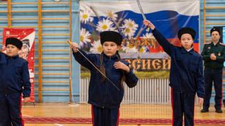 Впервые с шашкой: юные казаки приняли присягу в Харсаиме