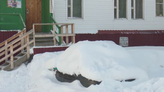 Сугробы растут как на дрожжах: дворы Салехарда утопают в снегу