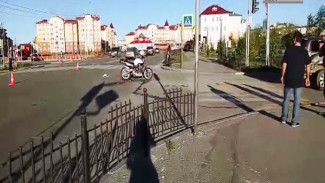 В Салехарде внедорожник столкнулся с мотоциклом: видео
