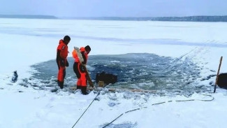 В Тазовском районе двое мужчин провалились под лёд на снегоходе