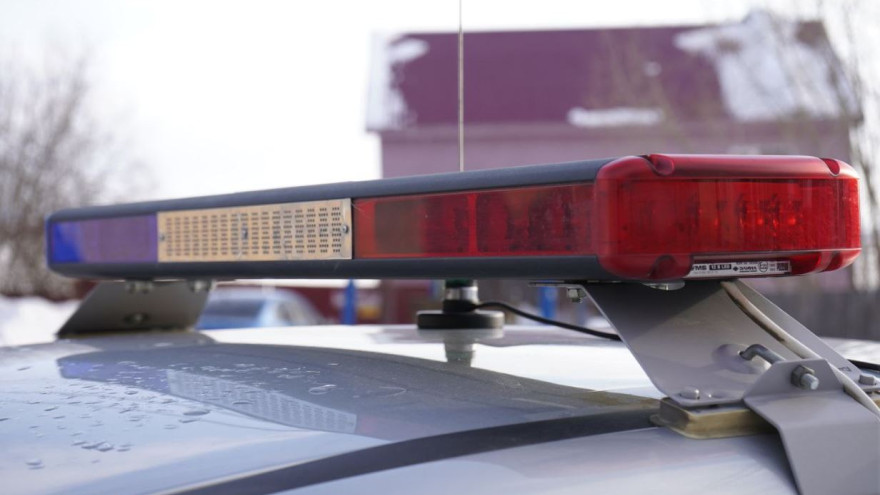 В Новом Уренгое полицейским пришлось выстрелить в вооруженного ножами мужчину