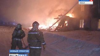 В Новом Уренгое пожарные спасли из огня мужчину и женщину