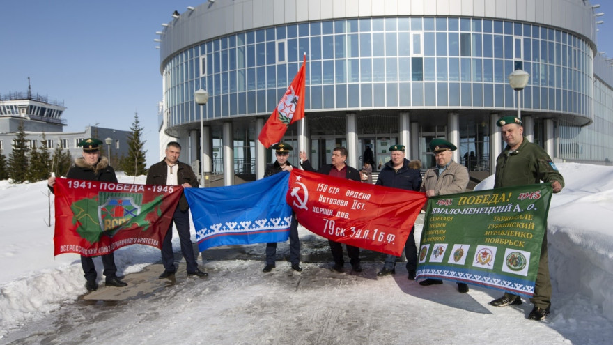 В Салехард доставили флаг Победы