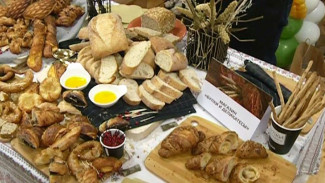 Французские круассаны против булок из мха. Международный День хлеба в Салехарде