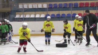 Чемпион приехал с сюрпризом: спортивная школа хоккея «Геолог» празднует юбилей