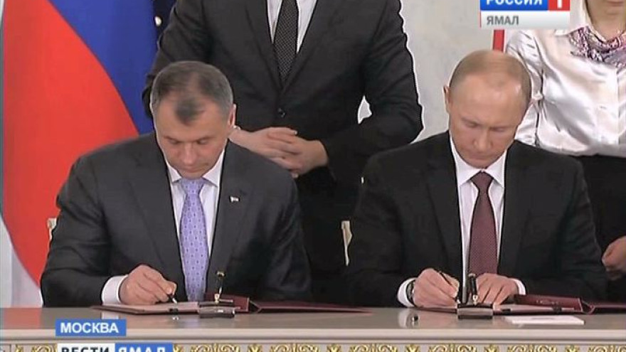 Владимир Путин, руководство Крыма и Севастополя подписали договор о принятии в Российскую Федерацию новых субъектов