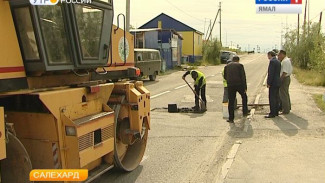 В Салехарде испытали машину для ремонта дорог с применением водоэмульсионной смеси