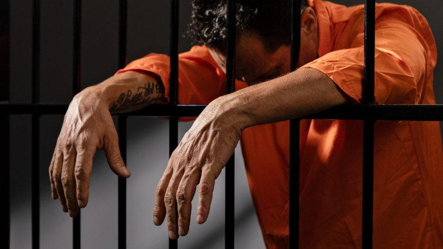 Брал взятки у заключенных: экс-сотрудника колонии в ЯНАО отправили за решетку 