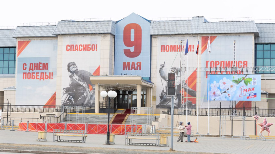 Салехард готовится к 9 мая: город украшают флагами и инсталляциями