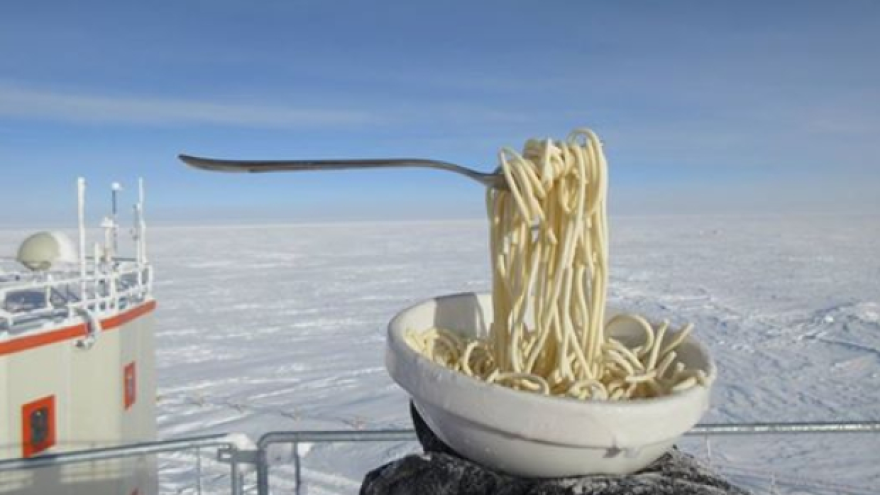 Подостыла: полярники показали, что происходит с едой на 60-градусном морозе