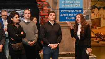 Глава Ямала со студентами посетил выставку, посвященную блокадному Ленинграду
