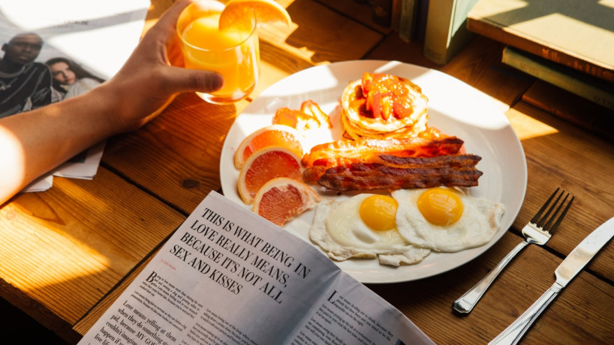 Шок! Диетологи советуют на завтрак яичницу с беконом 