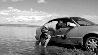 Ямальцев могут оштрафовать за мойку автомобиля у реки Обь 