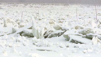 В регионах Крайнего Севера - время активного ледостава: как дорожники Якутии обустраивают ледовые переправы