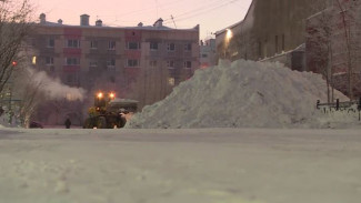 Из-за сугробов не видно пешеходов: новоуренгойцы жалуются на качество уборки снега