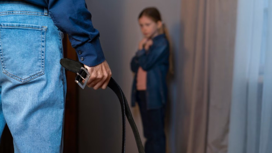 Многодетный отец из Ноябрьска пойдет под суд за избиения дочерей и угрозы убийством